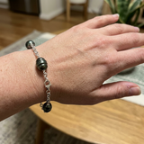 Bracelet en argent 925 avec perles de Tahiti 9-10mm porté au poignet.