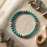 Bracelet perles d'eau douce bleu turquoise et argent 925 sur fond neutre.