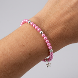 Bracelet perles d'eau douce roses fushia et argent 925 avec charm étoile, porté au poignet.