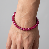 Bracelet perles d'eau douce rouge cerise et argent 925 porté au poignet.
