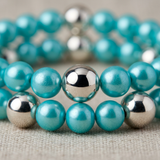 Gros plan sur bracelet perles d'eau douce turquoise et billes argent 925.