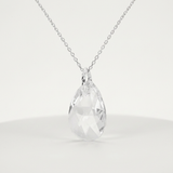 Collier en argent 925 avec pendentif cristal transparent taille poire sur chaîne fine.