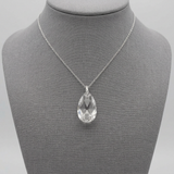 Collier argent 925 avec pendentif goutte en cristal taillé facetté sur présentoir.