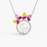 Collier argent 925 avec perle de culture blanche, cercle pavé et papillons multicolores.