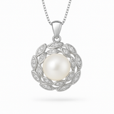 Collier argent 925 avec perle de culture blanche au centre d'un pendentif feuilles serties de zircons.