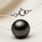 Collier argent 925 avec perle noire de Tahiti ronde, gros plan sur la perle et le fermoir.