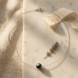 Collier en argent 925 avec perle noire de Tahiti, présenté sur marbre.