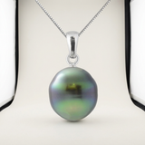 Collier argent 925 avec perle de Tahiti cercle 11-12 mm aux reflets verts et bleus.