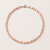 Collier en argent 925 et perles roses 4/5 mm disposées en cercle sur fond neutre.