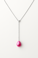 Collier cravate en argent 925 avec pendentif perle de culture rose fushia en forme de goutte.
