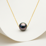 Collier en or jaune 9 carats avec une perle de Tahiti noire aux reflets roses et bleus.
