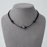 Collier ras-le-cou en coton ciré noir avec une perle de Tahiti grise au centre.