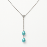 Collier toi et moi en argent 925 avec deux perles de culture turquoises en forme de goutte.