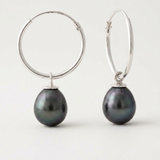 Créoles argent 925 avec pendentifs perles de culture noires de Tahiti forme goutte.