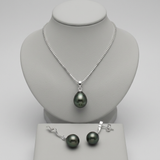 Collier et boucles d'oreilles ornés de perles de Tahiti noires sur chaîne argentée.