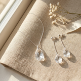Parure collier et boucles d'oreilles pendantes en argent 925 avec cristal taille goutte.