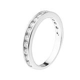 Alliance en argent 925 ornée d'oxydes de zirconium sertis en canal tout autour.